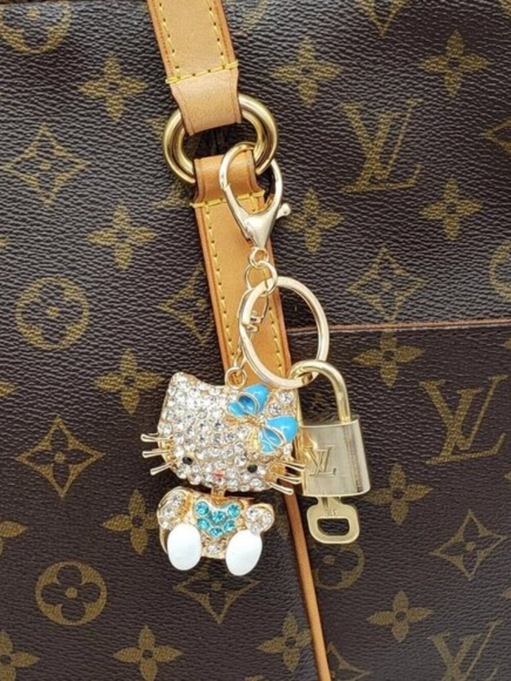 Louis Vuitton Authentic Gold Padlock 🔒 Key+Unbranded Hello Kitty Keychain/Charm - Picture 3 of 7